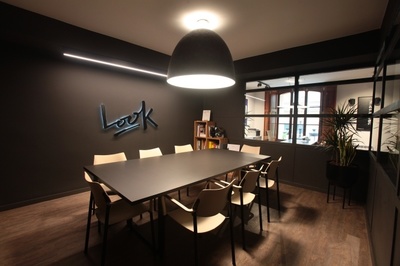 極簡的黑白組合 探秘VXLAB辦公空間的設計哲學與技術實踐